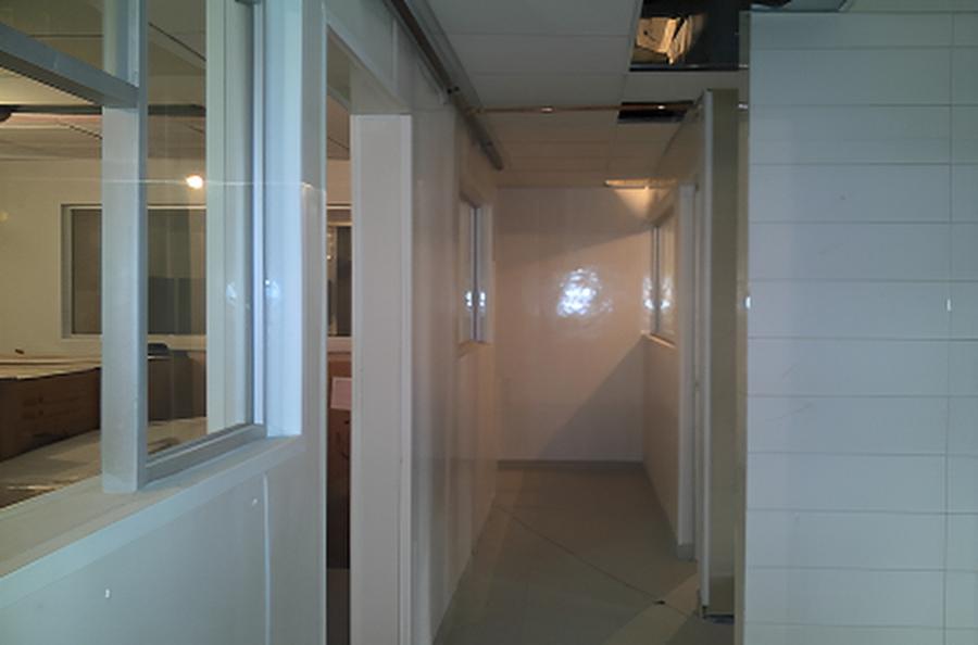 Muro revestido con Glasliner blanco para cumplimiento de normas COFEPRIS