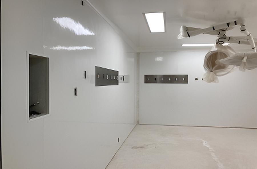 Muros de quirófano con recubrimiento Glasliner antibacterial y de fácil limpieza